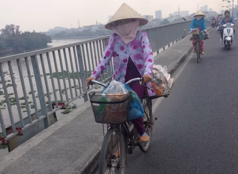 Hàng ngày, cả hai đạp xe hàng chục km đi khắp nẻo Sài Gòn bán nhang để kiếm chưa đến 100 ngàn tiền lãi. "Tháng nào cũng tằn tiện gởi tiền về quê ở Thanh Hóa phụ chồng lo cho mấy đứa con ăn học chỉ mong chúng có tương lai tốt đẹp hơn cha mẹ. Tết là dịp bán gấp 2,3 ngày thường nên chúng tôi không về", người phụ nữ cho biết.