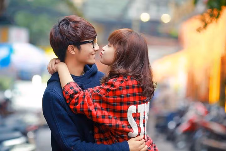 Thông qua một số bức ảnh tình cảm bên một anh chàng bảnh trai, hot teen Hà thành Mờ Naive vừa công khai chuyện tình cảm của mình.