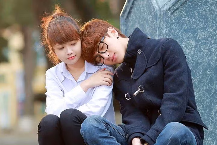 Cô nữ sinh lớp 11 trường THPT Lê Quý Đôn chia sẻ rằng tình cảm giữa hai người là tình yêu sét đánh. Mờ Naive gặp bạn trai lần đầu tiên trong một buổi phỏng vấn báo chí.
