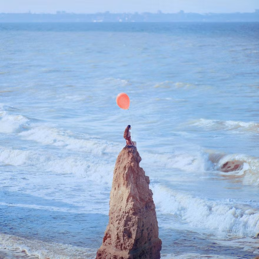 Oleg Oprisco đặc biệt thích đưa những khung cảnh mộng mơ, huyền ảo vào trong những tác phẩm của mình. Nhiếp ảnh gia người Ukraine tạo cho người xem một cảm nhận thú vị, cảm giác lâng lâng như lạc vào một vùng đất chứa nhiều bí ẩn.