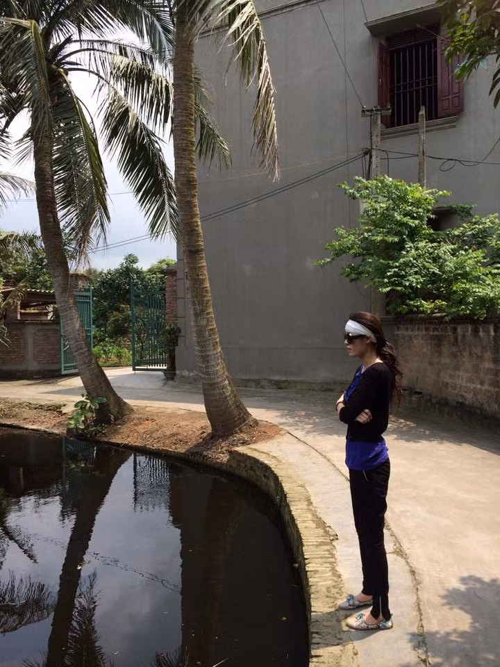 Quế Vân mặc đồ đen, đeo kính râm và đội khăn tang... đứng trầm ngâm và được một người khác chụp ảnh lại. Ý đồ "tự sướng" trong những bức ảnh thể hiện khá rõ, người xem có thể dễ dàng nhận ra.