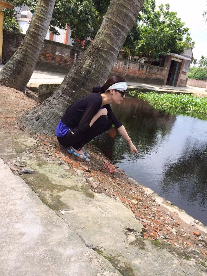 Người đẹp tỏ ra đang rất buồn bã, ra ngồi cạnh bờ ao và thể hiện như mình đang suy tư, hồi tưởng.