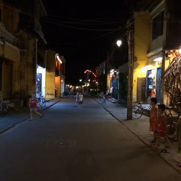 Các cửa hàng cũng vắng hoe không một bóng người, khác hẳn với cảnh đông vui, nhộn nhịp trước đây. Người đăng những bức ảnh này còn chia sẻ quan điểm của mình rằng Hội An rồi sẽ chẳng khác nào một "Chùa Bà Đanh thứ hai" vì quá vắng khách.
