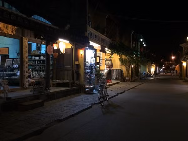 Đây là những hình ảnh Hội An chụp lúc 20h giờ tối trong ngày áp dụng quy định về việc thu phí tham quan với khách du lịch.