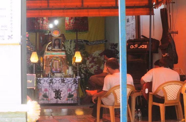 Có lẽ mùa Trung thu năm nay là mùa trung thu buồn nhất với 2 đứa con gái nhỏ của chị Nguyễn Thị Nhung (36 tuổi, ngụ quận 7, TP HCM) vì chúng vừa trải qua nỗi bất hạnh khủng khiếp, đó là mất mẹ. Ảnh: Phương Huy. Có lẽ mùa Trung thu năm nay là mùa trung thu buồn nhất với 2 đứa con gái nhỏ của chị Nguyễn Thị Nhung (36 tuổi, ngụ quận 7, TP HCM) vì chúng vừa trải qua nỗi bất hạnh khủng khiếp, đó là mất mẹ. Ảnh: Phương Huy.