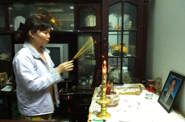 Cũng hơn một năm trước, trong cơn mưa lớn nước ngập trắng xóa khu vực gác chắn xe lửa trên đường Tô Ngọc Vân (quận Thủ Đức, TP HCM), ông Vũ Hồng Thái (50 tuổi, ngụ quận Thủ Đức) sau ngày làm hồ đã dầm mưa đạp xe trở về nhà. Khi đến gần cổng xe lửa, dù đã cố đi sát lề cho an toàn nhưng bất ngờ ông bị lọt vào cống thoát nước sâu hoắm. Ông Thái bị nước cuốn trôi và tử nạn. Cũng hơn một năm trước, trong cơn mưa lớn nước ngập trắng xóa khu vực gác chắn xe lửa trên đường Tô Ngọc Vân (quận Thủ Đức, TP HCM), ông Vũ Hồng Thái (50 tuổi, ngụ quận Thủ Đức) sau ngày làm hồ đã dầm mưa đạp xe trở về nhà. Khi đến gần cổng xe lửa, dù đã cố đi sát lề cho an toàn nhưng bất ngờ ông bị lọt vào cống thoát nước sâu hoắm. Ông Thái bị nước cuốn trôi và tử nạn.