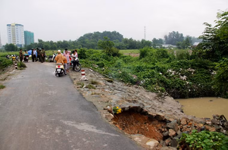Hơn 1 năm trước, trong cơn mưa như trút nước chiều 8/7, chị Đinh Thị Phương Thảo (22 tuổi, quê tỉnh Bình Định) và bạn cùng phòng là Trần Thị Hoài Thu (quê Quảng Bình, cả 2 là sinh viên Đại học Quốc gia) chở nhau trên xe máy tìm nhà trọ để ở. Khi chạy qua khu vực rạch Suối Nhum (phường Linh Xuân, quận Thủ Đức) và chỉ còn cách ký túc xá khoảng 300 m thì chị Thảo và chị Thu cùng xe máy bị nước cuốn trôi xuống dưới rạch. Hơn 1 năm trước, trong cơn mưa như trút nước chiều 8/7, chị Đinh Thị Phương Thảo (22 tuổi, quê tỉnh Bình Định) và bạn cùng phòng là Trần Thị Hoài Thu (quê Quảng Bình, cả 2 là sinh viên Đại học Quốc gia) chở nhau trên xe máy tìm nhà trọ để ở. Khi chạy qua khu vực rạch Suối Nhum (phường Linh Xuân, quận Thủ Đức) và chỉ còn cách ký túc xá khoảng 300 m thì chị Thảo và chị Thu cùng xe máy bị nước cuốn trôi xuống dưới rạch.
