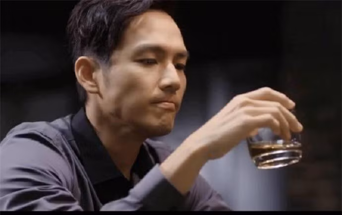 Mẹ vợ lên chơi, nhìn việc bà làm trong toilet mà run rẩy Me vo len choi, nhin viec ba lam trong toilet ma run ray