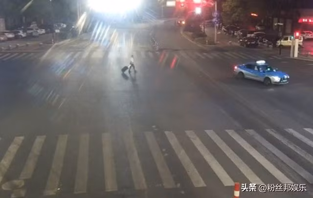 Cu ong Trung Quoc bo nha, di gap nu streamer yeu thich