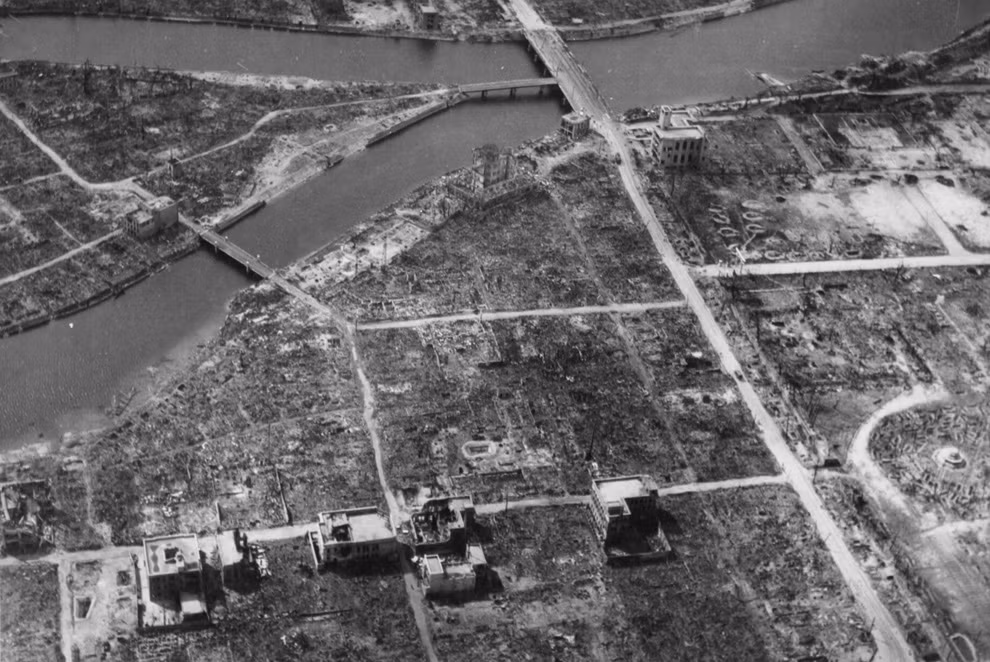 Ảnh chụp từ trên cao một số nơi ở thành phố Hiroshima trở thành bình địa sau vụ thả bom nguyên tử.
