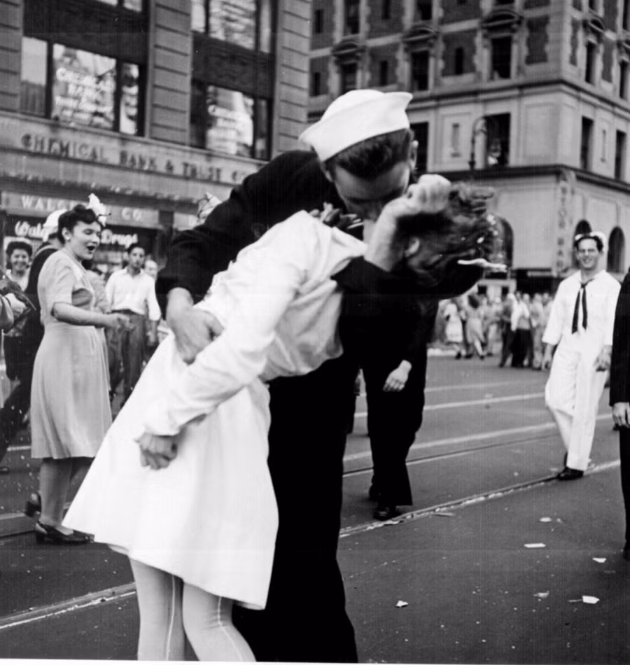 Ngày 14/8/1945, Nhật Bản đầu hàng quân đồng minh, Chiến tranh thế giới 2 đi đến hồi kết. Trong ảnh là chàng thủy thủ và nữ y tá xuất hiện trong bức ảnh bất hủ: "Nụ hôn ở quảng trường Thời Đại".