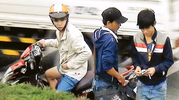 Đến giờ “nóng”, chiếc xe máy xuất hiện phân phát “hàng” rồi nhanh chóng chuồn ngay.
