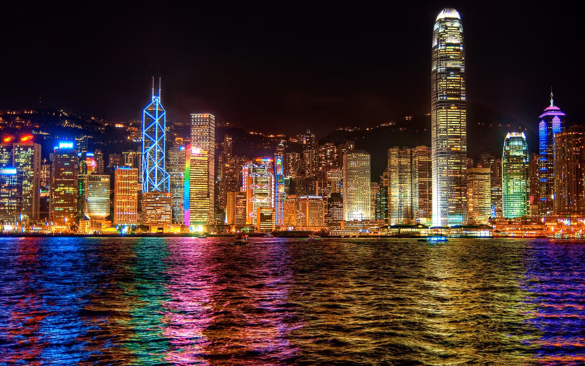 Tên gọi Hong Kong xuất phát từ tiếng Quảng Đông là Hương Cảng, có nghĩa là “cảng thơm”.