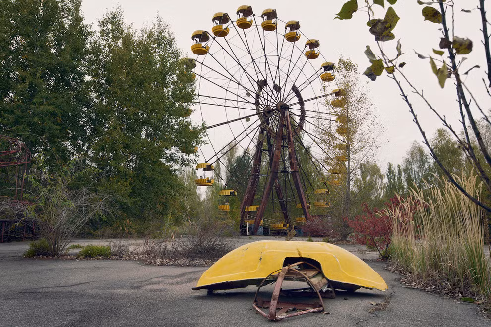 Công viên Luna ở Pripyat với vòng quay khổng lồ cũng bị bỏ hoang từ sau khi xảy ra thảm họa hạt nhân ở nhà máy Chernobyl năm 1986.