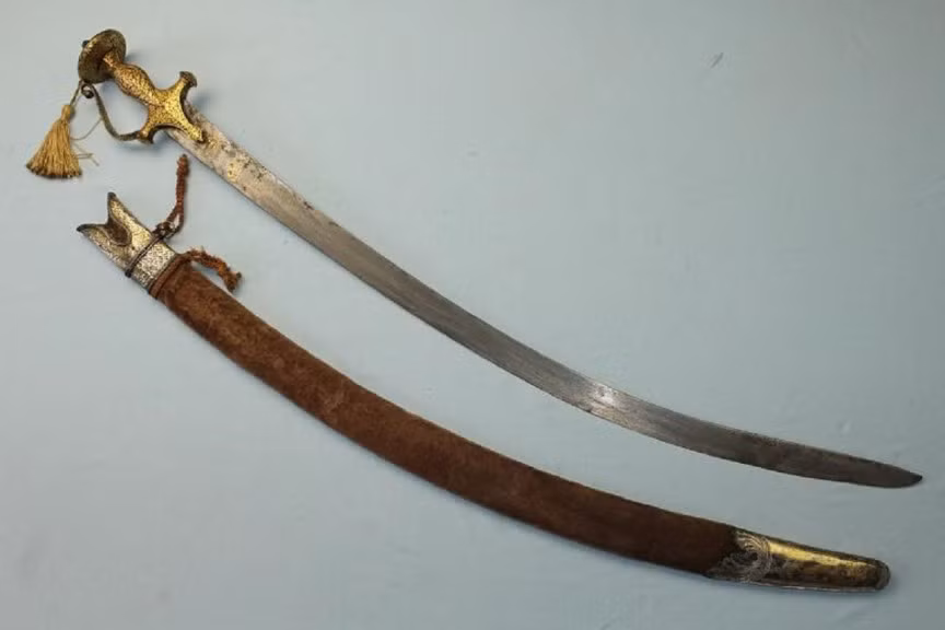Thanh kiếm Talwar (Ấn Độ) có từ thế kỷ 17. Nó được cho là thuộc sở hữu của Hoàng đế Mughal Shah Jahan.