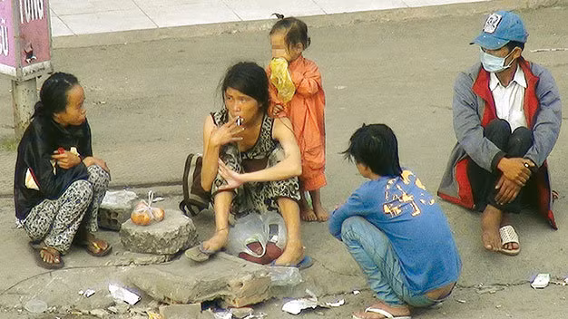 Người nghiện sử dụng cả trẻ con đi ăn xin để lấy tiền hút chích.