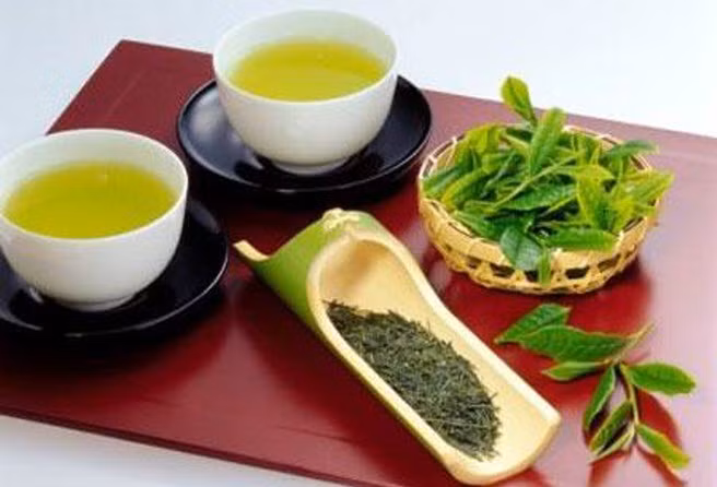 Người Hong Kong tiêu thụ lượng chè lớn, gấp 3 lần trung bình thế giới (9,8 triệu kg chè/năm). Điều này tương đương trung bình mỗi người Hong Kong sử dụng 1,4 kg chè/năm.