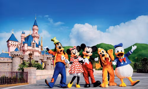 Công viên Hong Kong Disneyland mở cửa đón khách vào năm 2005. Đây là công viên chủ đề đầu tiên ở Trung Quốc và là công viên mô phỏng thứ 3 được xây dựng tại châu Á và có quy mô nhỏ nhất thế giới.