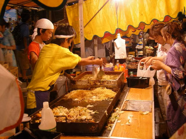Khi đến Fukuoka, Nhật Bản, thực khách sẽ choáng ngợp trước hơn 150 gian hàng ẩm thực ngoài trời được gọi là "Yatai", giống như những nhà hàng mini. Điều đặc biệt là các gian hàng này không bán ban đêm.