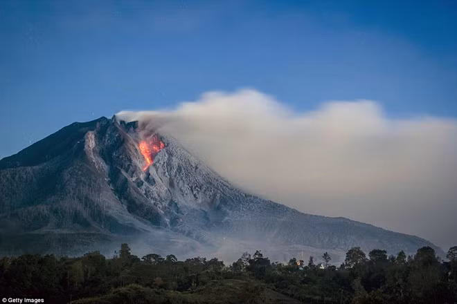 Ngọn núi cao 2.460 m "thức giấc" vào tháng 8/2010, khiến ít nhất hai người chết và 30.000 người phải sơ tán sau hơn 400 năm im hơi lặng tiếng. Lần gần đây nhất núi lửa này hoạt động là vào tháng 2/2014, cướp sinh mạng của 16 người. Ảnh: Getty Images.