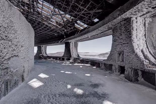 Ảnh chụp một tòa nhà công quyền hoang tàn ở Buzludzha, Bulgary sau khi Liên Xô sụp đổ.