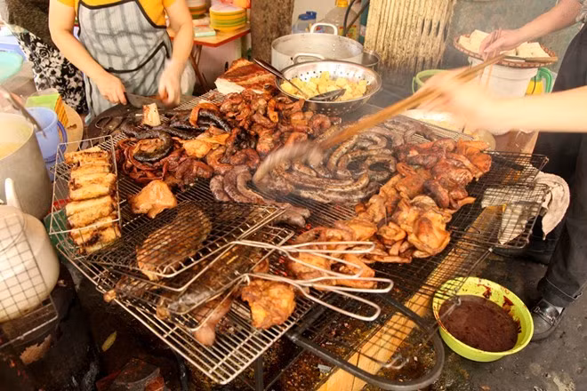 Với người Việt, lòng, tràng, tim, cật, óc… vừa là món khoái khẩu, vừa là loại thức ăn nhiều đạm, bổ dưỡng. Ai đau ốm thì ăn cháo tim băm, ai mệt mỏi lại được người thân mua cho tô cháo cật.