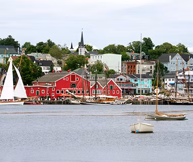 Thành phố Lunenburg, Canada là một trong số vài thành phố ở Bắc Mỹ được UNESCO công nhận là di sản thế giới. Nơi đây được xếp ở vị trí thứ 6 trong danh sách top 10 làng chài ven biển đẹp nhất thế giới.