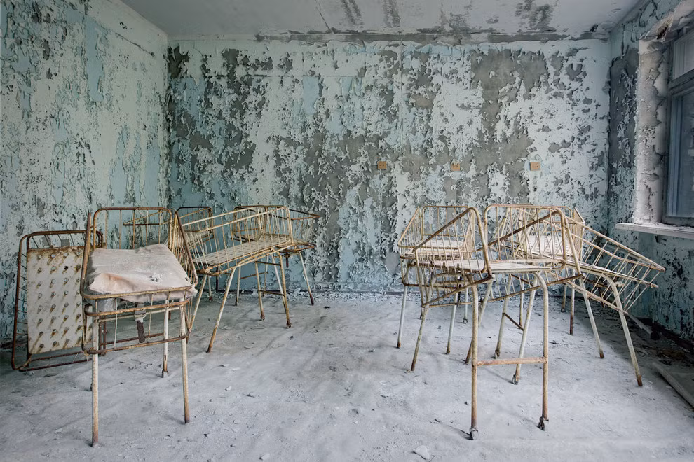 Bệnh viện số 126 ở Pripyat bao gồm 5 tòa nhà lớn, mỗi tòa nhà cao 16 tầng cũng bị bỏ hoang sau thảm họa hạt nhân tồi tệ trên.
