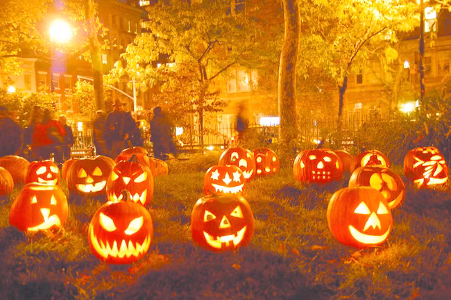 4. Những người nhập cư châu Âu đã mang Halloween đến Bắc Mỹ để ăn mừng vụ mùa bội thu. Họ tổ chức ngày hội này bên một đống lửa, chia sẻ những câu chuyện ma quái, ca hát, nhảy múa...