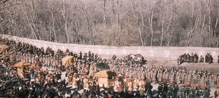 Khi mùa hè đến, Đạt Lai Lạt Ma (Dalai Lama) sẽ rời cung điện Potala và thực hiện hành trình đến cung điện Norbu Lingka (Jewel Park) cách đó 2 dặm. Sau đó, các Đạt Lai Lạt Ma quay trở về cung điện Potala vào mùa thu.