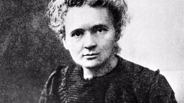 Tuy nhiên, do thường xuyên tiếp xúc với chất phóng xạ nên Marie Curie đã bị bệnh bạch cầu và qua đời năm 1934.