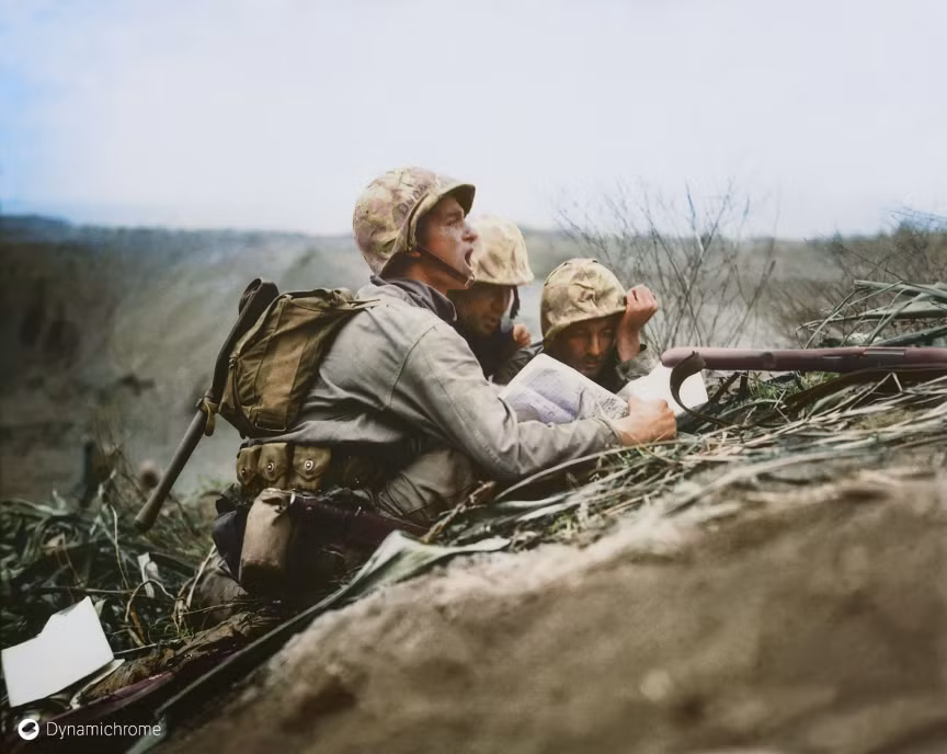 Ảnh chụp binh sĩ tại trận chiến Iwo Jima (từ 19/2 – 26/3/1945) giữa Mỹ và Nhật Bản. Đây là một trong những trận chiến đẫm máu nhất trong giai đoạn Chiến tranh thế giới 2. Kết thúc trận chiến, Mỹ giành chiến thắng nhưng có đến 6.821 lính tử trận. Phía Nhật Bản mất 18.844 binh sĩ.