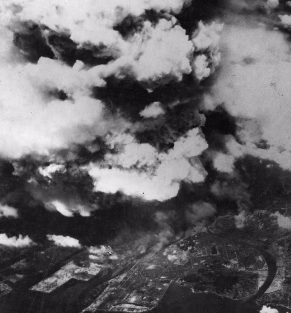 Vào 8h15 sáng ngày 5/8/1945, khói bụi bốc lên ngút trời do Mỹ thả bom nguyên tử xuống thành phố Hiroshima. Theo ước tính, khoảng 70.000 người thiệt mạng do ảnh hưởng của vụ nổ. Gần 70.000 người chết vì chấn thương hoặc nhiễm phóng xạ từ đó cho đến năm 1950.