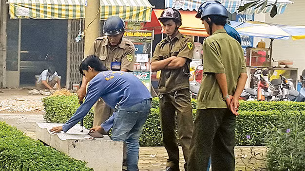 Tổ tuần tra kiểm tra một đối tượng nghi vấn tàng trữ ma túy. Người này là một nhân vật mua bán ma túy mà chúng tôi bắt gặp trong những ngày thực hiện phóng sự này. Tuy nhiên tổ tuần tra không bắt được quả tang vì “hàng” đã được giấu kín ở chỗ khác.