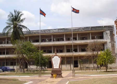 Nhà tù Tuol Sleng có mật danh là S-21, nằm giữa trung tâm thủ đô Phnom Penh. Trước khi trở thành nhà tù rùng rợn, nơi đây từng là một trường trung học.