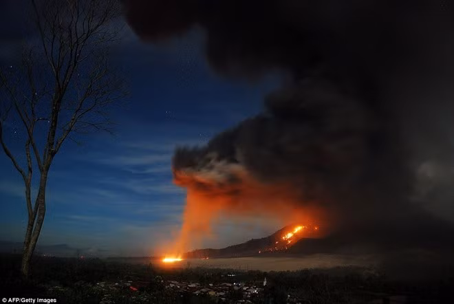 Indonesia nằm trên vành đai lửa Thái Bình Dương, khu vực vành đai núi lửa hoạt động mạnh nhất trên thế giới, nên quốc gia này phải hứng chịu nhiều biến động địa chấn, đặc biệt là núi lửa phun trào. Ảnh: Getty Images.