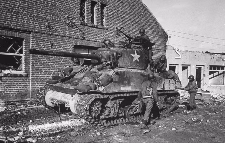 Các binh sĩ chuẩn bị vũ khí, đạn dược đầy đủ cho xe tăng Sherman M4 vào mùa xuân năm 1945.