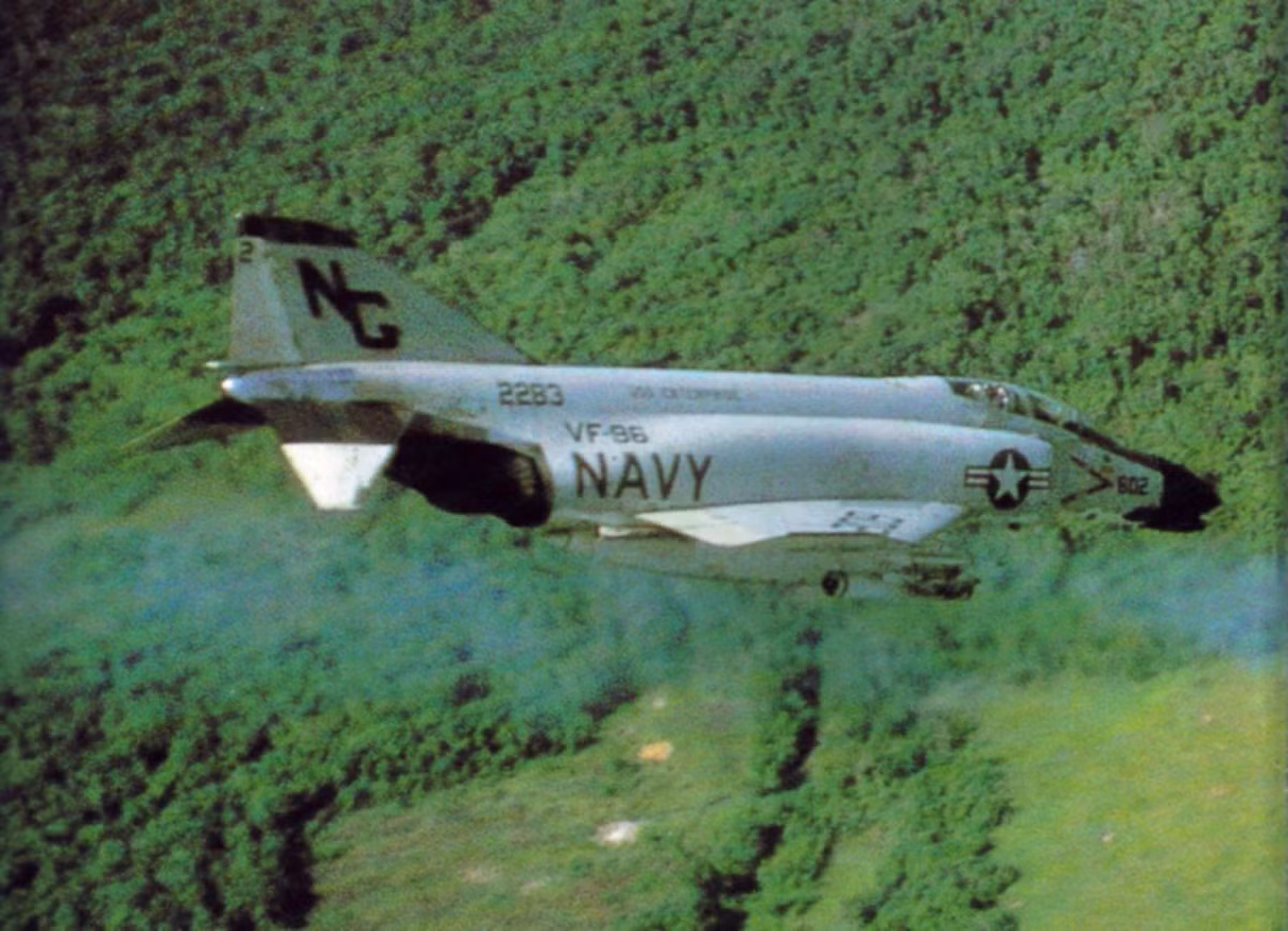 Từ năm 1954, Mỹ tham chiến ở chiến trường Việt Nam trong hơn 2 thập kỷ. Trong ảnh là máy bay chiến đấu của Hải quân Mỹ bắn tên lửa Zuni ở miền Nam Việt Nam.