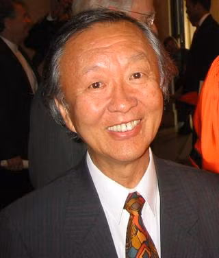 Nhà khoa học Charles Kao đến từ Đại học Hong Kong (Trung Quốc) được trao giải Nobel Vật lý năm 2009 nhờ công trình nghiên cứu liên quan tới việc truyền ánh sáng trong các sợi cáp quang học.