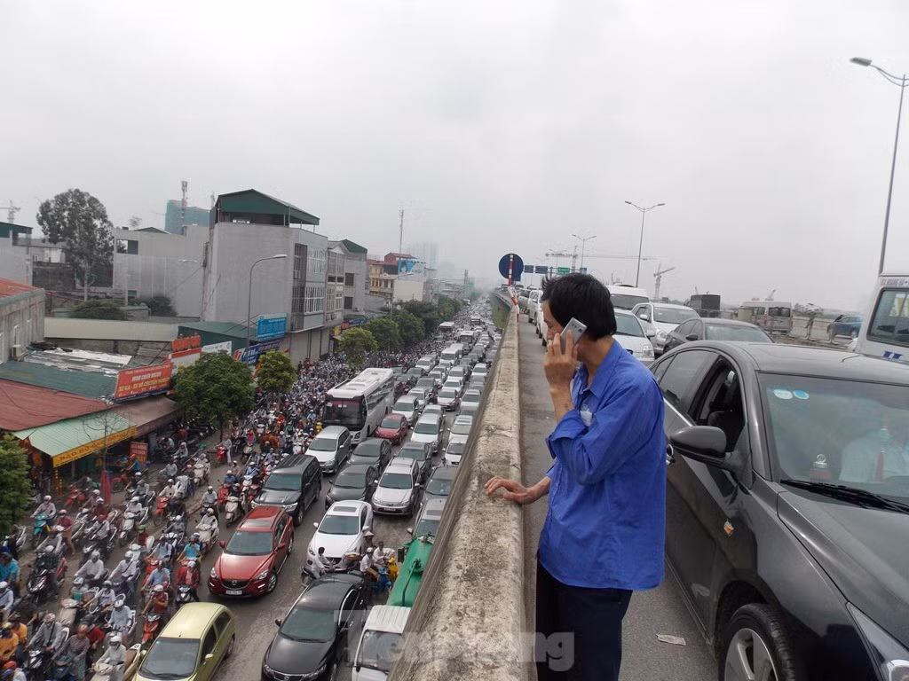 Do ở trên cao và nhiều km mới có một điểm kết nối lên xuống, nên khi đường trên cao bị ùn tắc kéo dài, xe chỉ biết đứng yên một chỗ.