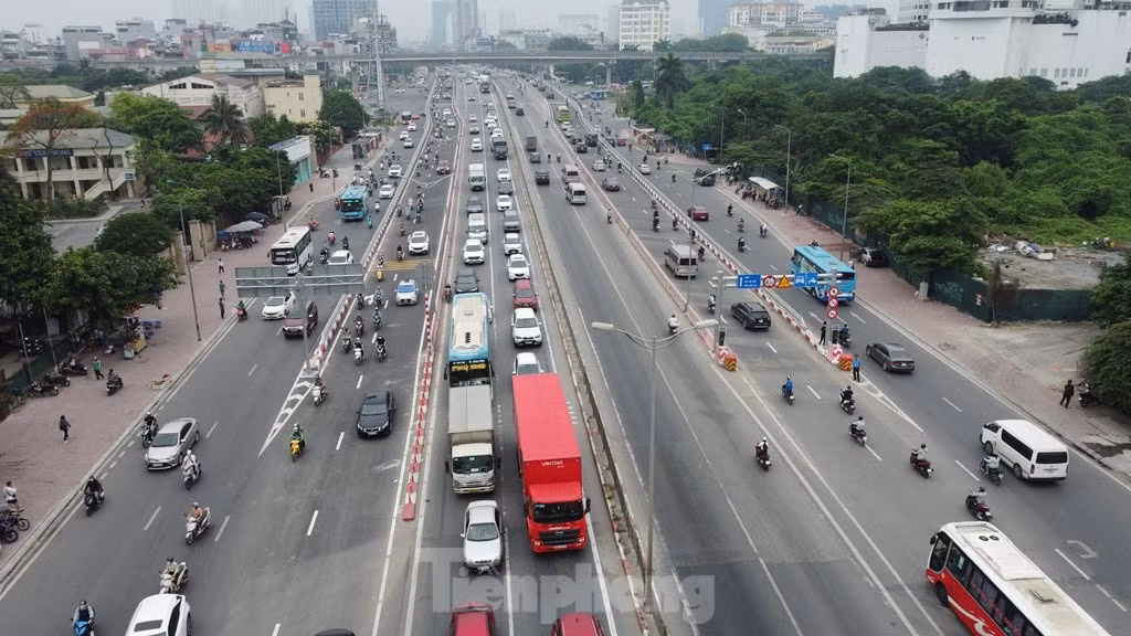 Cùng với cải tạo, sửa chữa hạ tầng; tổ chức, điều tiết lại giao thông, thành phố Hà Nội cũng đang cho các đơn vị chuyên môn hoàn thành sớm các tuyến đường vành đai vệ tinh như Vành đai 4, Vành đai 3,5, Vành đai 2,5 để giảm tải lưu lượng xe, giảm ùn tắc cho đường Vành đai 3, trong đó có đường trên cao. Sở Xây dựng Hà Nội cũng đang tính đến phương án giảm mật độ xe tải, xe khách trong giờ cao điểm ở đường Vành đai 3 trên cao... Trọng Đảng