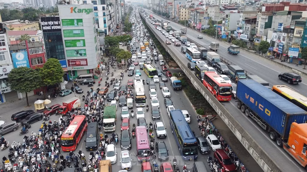 Cụ thể, theo năng lực thiết kế để xây dựng tuyến đường Vành đai 3 trên cao, mỗi ngày tuyến đường sẽ đảm nhiệm tối đa 15.000 xe ô tô (quy đổi theo công thức đếm xe tiêu chuẩn), nhưng ở thời điểm đếm xe trên, các đơn vị tư vấn đã ghi nhận đến 120.000 xe/ngày đêm - quá tải vượt khoảng 8 lần.
