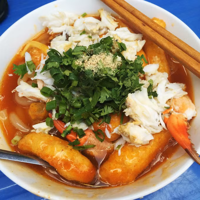Quán bánh canh cua vỉa hè ngon nức tiếng, bát đắt nhất lên đến 200.000 đồng - Hình 3 Quan banh canh cua via he ngon nuc tieng, bat dat nhat len den 200.000 dong-Hinh-3
