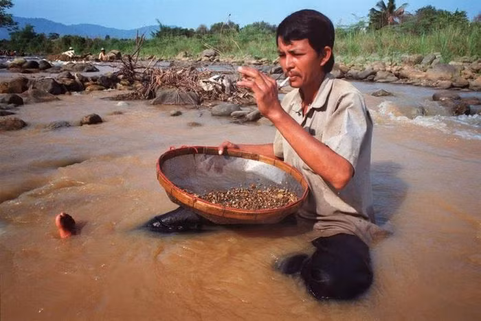 Người dân sau đó mang nguyên liệu thô ra sông, suối để đãi đá tìm "châu báu".