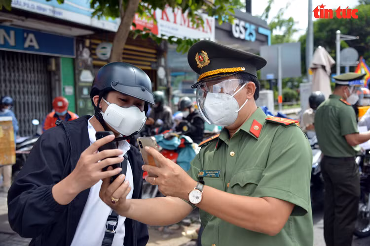 TP.HCM: Nguoi dan do ra duong gay un tac cac chot kiem soat-Hinh-8