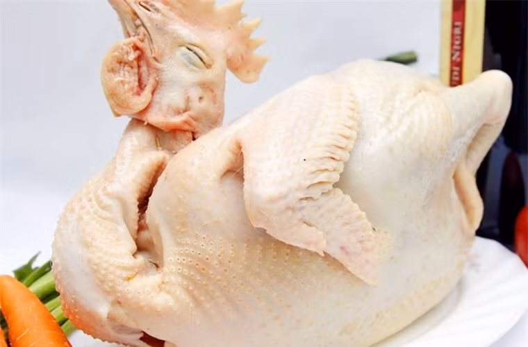 Nên chọn gà ta hoặc gà thả vườn cho món gà luộc được thơm ngon, săn chắc