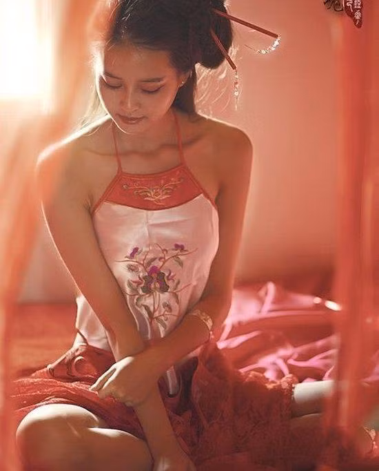 Về bên ngoài, đồ lót của nữ giới xưa thường được thiết kế vừa vặn với cơ thể người dùng, mang dáng vuông, hình thoi, tam giác hoặc bán nguyệt,… Theo phong cách và kết cấu, có 2 mẫu đồ lót chính là trang phục hai mảnh che cả phần ngực, lưng và đồ một mảnh chỉ che phần ngực. Về thiết kế có thể phân biệt từ vị trí dây buộc đồ lót: ở vai, ở nách hay sau cổ. Một số loại còn không có dây buộc. 