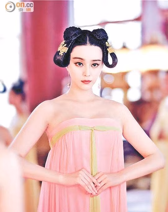  Dù là đồ dùng nhạy cảm trong lĩnh vực may mặc nhưng đồ lót nữ giới cũng mang nặng ảnh hưởng xã hội và sự hiểu biết của con người về cái đẹp trong các vương triều khác nhau thời phong kiến Trung Quốc. 