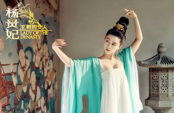  Ở thời Hán và Tần, kiểu nội y thông dụng nhất bao gồm một miếng vải có dây thắt sau lưng (có thể buộc quanh bụng) và cổ, nó có dạng một mảnh, phơi toàn bộ tấm lưng ong của người con gái. Lụa mỏng là vật liệu chính để làm đồ lót thời Tần và Hán. Màu sắc và các nét thêu thùa phong phú, tùy thuộc vào tính cách cô gái và xu hướng tới mời gọi ái tình. Các mỹ nữ ở thanh lâu có sở thích mặc táo bạo, sặc sỡ hơn.