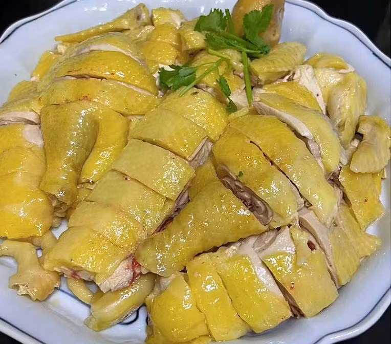  Vớt gà ra khỏi nồi và cắt thành từng miếng, bày ra đĩa. Làm nước chấm gà theo cách mà gia đình bạn yêu thích. Dọn ra và thưởng thức. (Theo Toutiao)